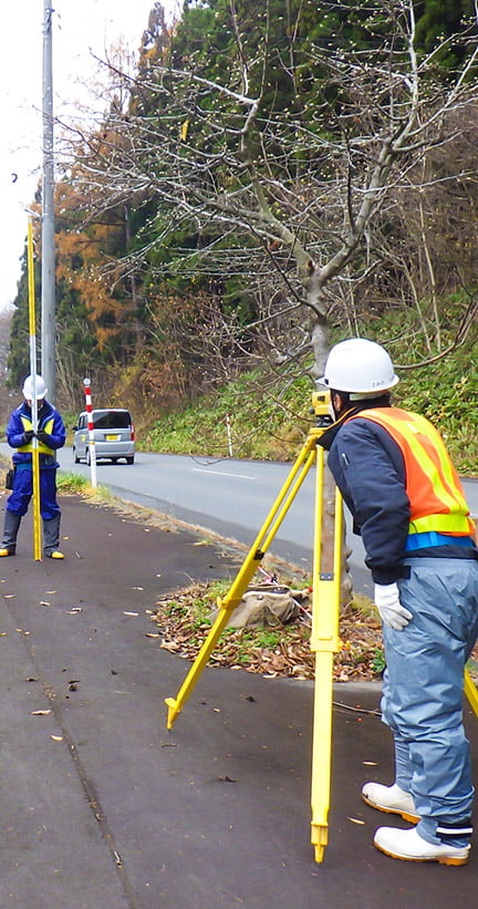 公共道路における測量の様子